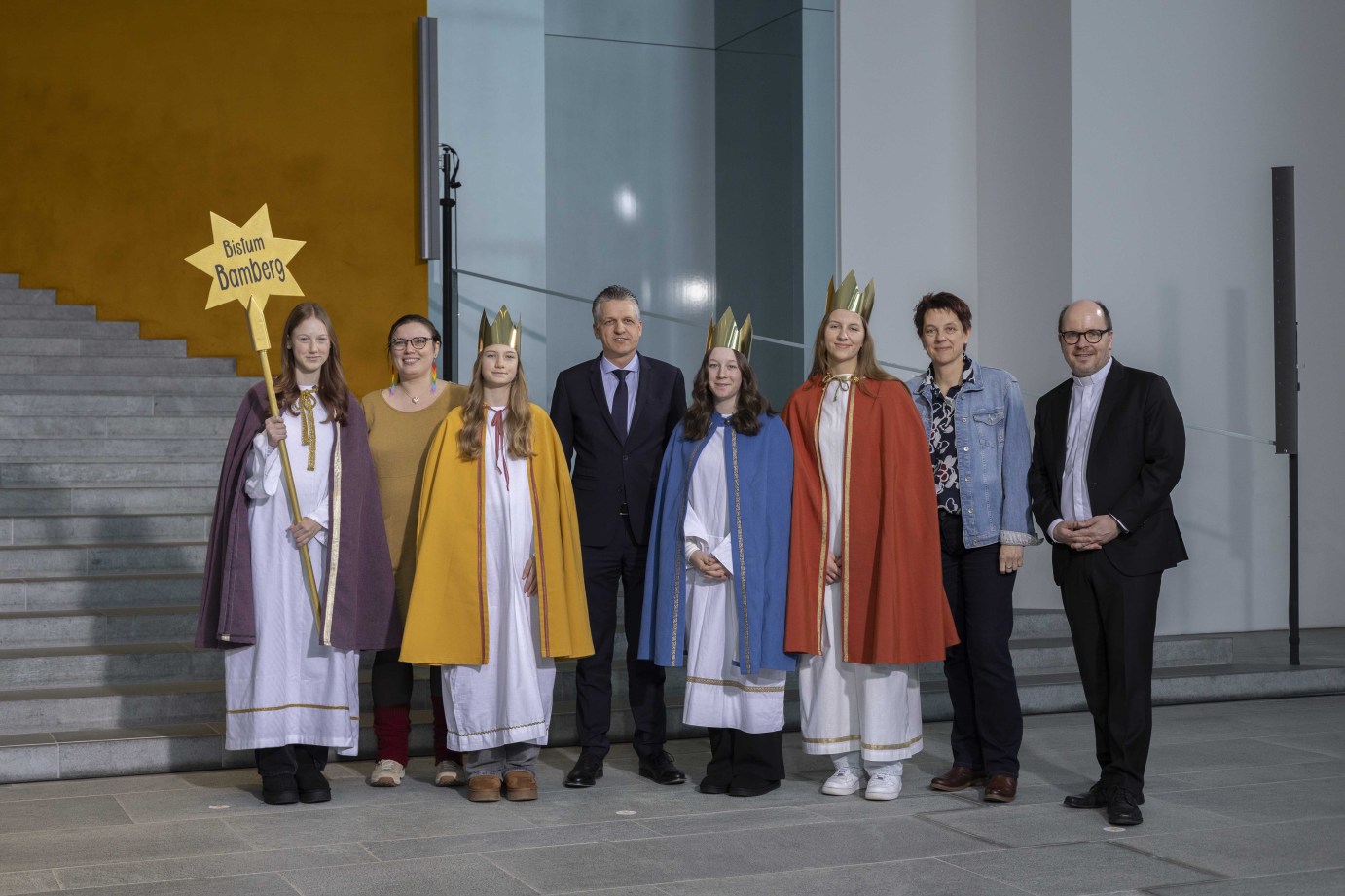 Die Sternsingerinnen Annika (17), Magdalena (17), Ida (12) und Anna (13) sowie Begleiterin Silke Kraus aus der Pfarrei Bad Staffelstein, Christ-König-Kirche, Reundorf, vertraten das Erzbistum Bamberg beim Sternsingerempfang zur 68. Aktion Dreikönigssingen im Bundeskanzleramt. Zum Gruppenfoto mit Thorsten Frei, Chef des Bundeskanzleramts, stellten sie sich gemeinsam auf mit Pfarrer Dirk Bingener, Präsident des Kindermissionswerks ‚Die Sternsinger‘, und Daniela Hottenbacher, Bundesvorsitzende des Bundes der Deutschen Katholischen Jugend (BDKJ). © Mika Väisänen / Kindermissionswerk