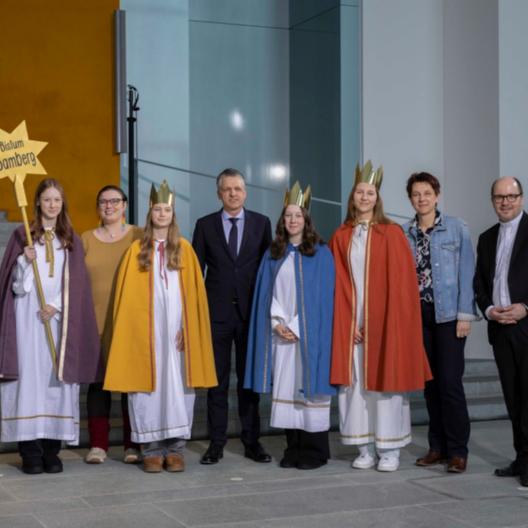 Die Sternsingerinnen Annika (17), Magdalena (17), Ida (12) und Anna (13) sowie Begleiterin Silke Kraus aus der Pfarrei Bad Staffelstein, Christ-König-Kirche, Reundorf, vertraten das Erzbistum Bamberg beim Sternsingerempfang zur 68. Aktion Dreikönigssingen im Bundeskanzleramt. Zum Gruppenfoto mit Thorsten Frei, Chef des Bundeskanzleramts, stellten sie sich gemeinsam auf mit Pfarrer Dirk Bingener, Präsident des Kindermissionswerks ‚Die Sternsinger‘, und Daniela Hottenbacher, Bundesvorsitzende des Bundes der Deutschen Katholischen Jugend (BDKJ). © Mika Väisänen / Kindermissionswerk