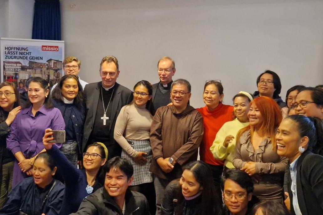 Erzbichof Herwig Gössl (hinten, 2. v. links) beim philippinischer Festtag zum Monat der Weltmission in Herzogenaurach