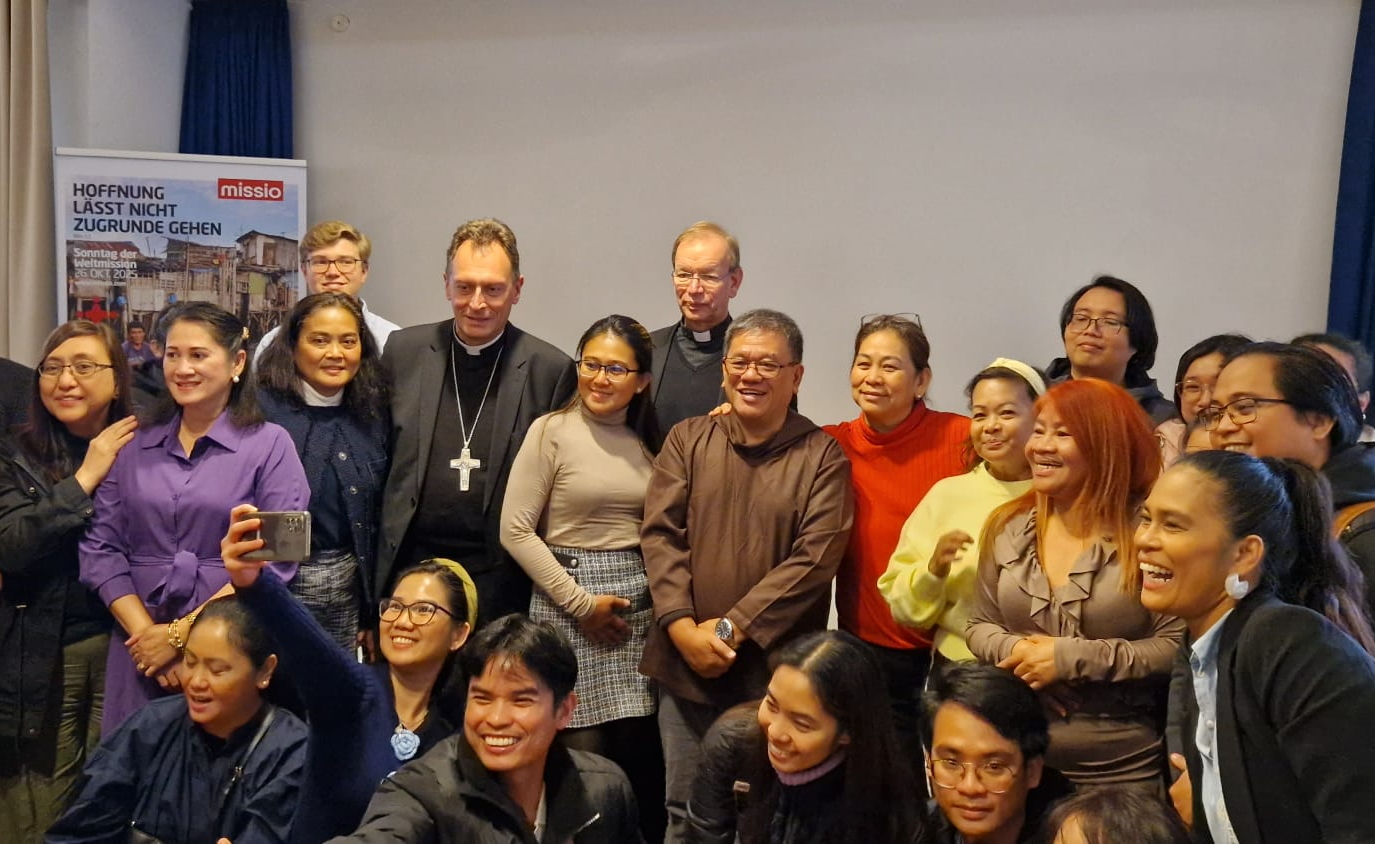 Erzbichof Herwig Gössl (hinten, 2. v. links) beim philippinischer Festtag zum Monat der Weltmission in Herzogenaurach