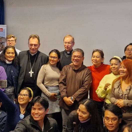 Erzbichof Herwig Gössl (hinten, 2. v. links) beim philippinischer Festtag zum Monat der Weltmission in Herzogenaurach