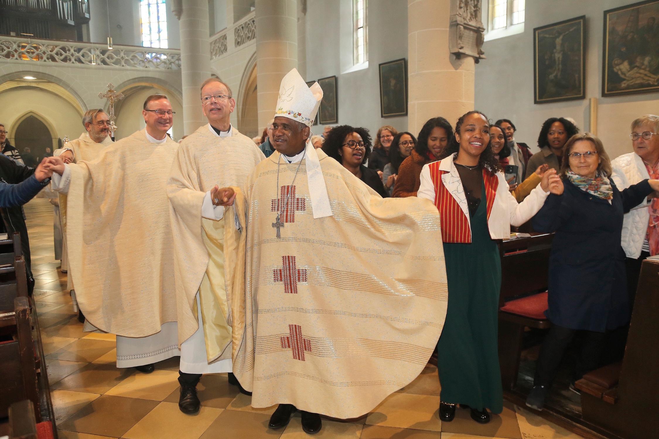 Kardinal Désiré Tsarahazana sorgte in Kronach für afrikanische Athmosphäre und Spiritualität.