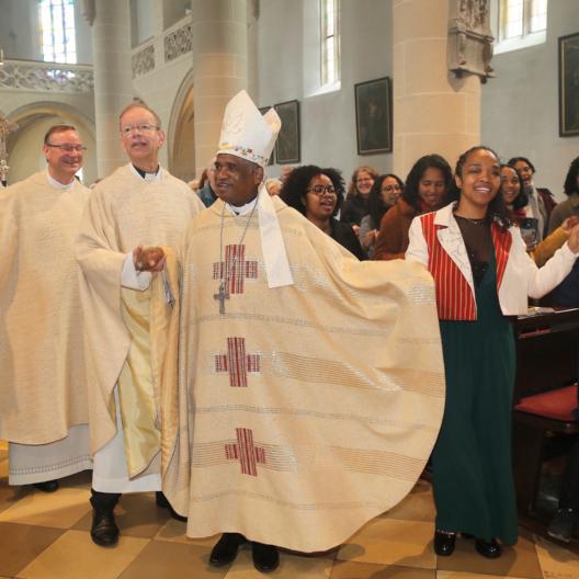 Kardinal Désiré Tsarahazana sorgte in Kronach für afrikanische Athmosphäre und Spiritualität.