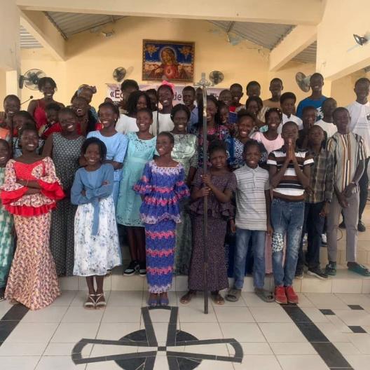Minstranten im Senegal: Oft noch ohne passende Kleidung