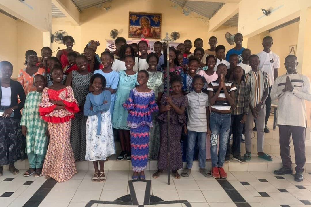 Minstranten im Senegal: Oft noch ohne passende Kleidung