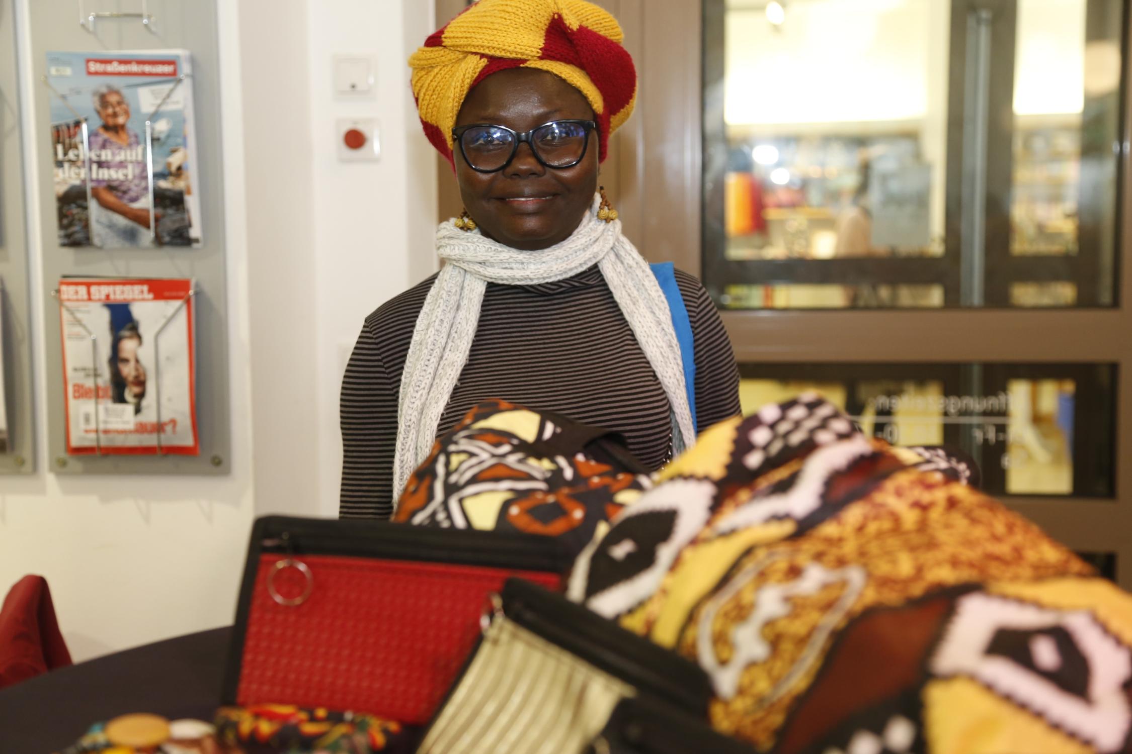 Pauline Maiday stellte beim Spendertreffen ihre Mode vor.