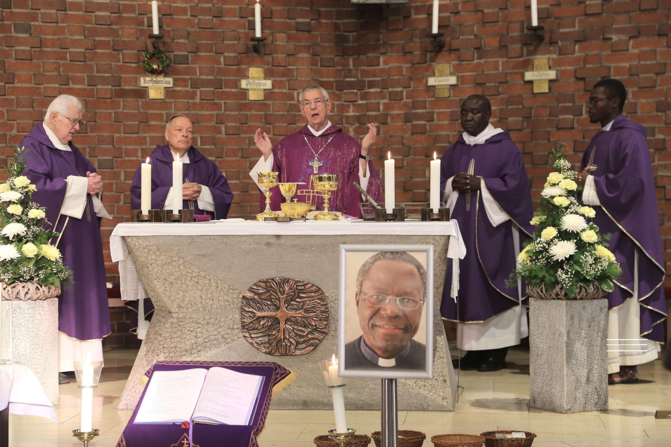 Neben Erzbischof em. Ludwig Schick stehen am Altar (von links). Pfarrer i.R. Ewald Thoma, Generalvikar Georg Kestel, Pfarrvikar Abbé Epiphane Mbengue (Oberhaid) und Abbé Jules Benoit Ndione aus dem Partnerbistum Thiès.