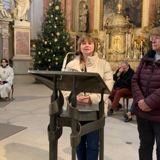 Marion Krüger-Hundrup (rechts) interviewte Olena Voichyk während des Gottesdienstes in Bamberg-St. Martin.