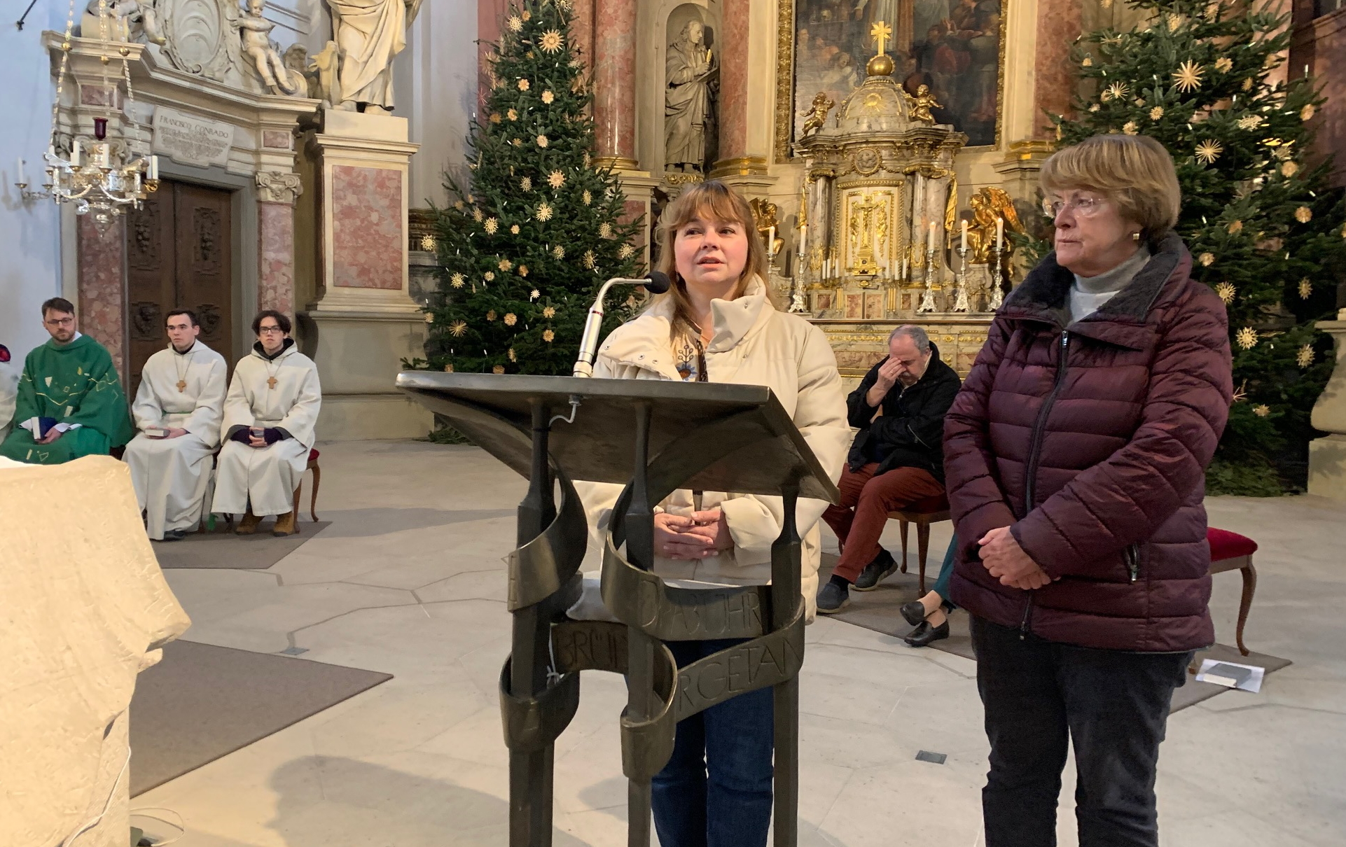 Marion Krüger-Hundrup (rechts) interviewte Olena Voichyk während des Gottesdienstes in Bamberg-St. Martin.