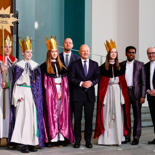 Mia, Franziska, Kilian, Aaron und Begleiter Ashok Antoni Mathew aus Kirchröttenbach vertraten das Erzbistum Bamberg beim Sternsingerempfang. Zum Gruppenfoto mit dem Kanzler stellten sie sich gemeinsam mit Dirk Bingener, Präsident des Kindermissionswerks ‚Die Sternsinger‘, und BDKJ-Bundespräses Stefan Ottersbach im Bundeskanzleramt auf.