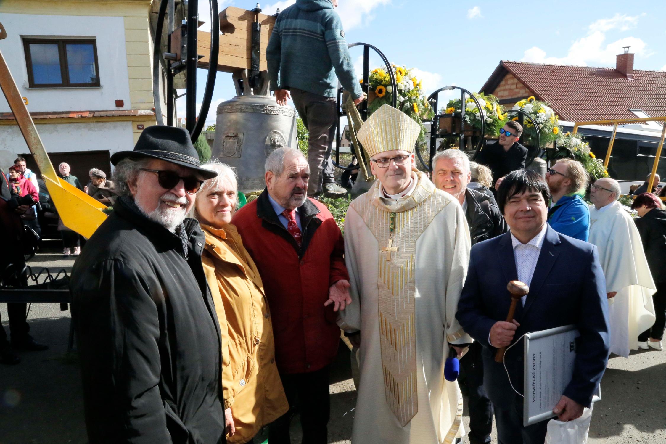 Sie freuen sich mit Bischof Stanislav Přibyl (Mitte) über die Kirchenweihe und die neuen Glocken (von links nach rechts:) Hans-Peter Dörr, Ackermann-Gemeinde Würzburg, Ursula Lippert, Diözesanvorsitzende Ackermann-Gemeinde Bamberg, Christoph Lippert, Diözesangeschäftsführer Ackermann-Gemeinde Bamberg, Weltkirchenreferent Michael Kleiner und Projektleiter Marcel Hruby.