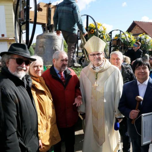 Sie freuen sich mit Bischof Stanislav Přibyl (Mitte) über die Kirchenweihe und die neuen Glocken (von links nach rechts:) Hans-Peter Dörr, Ackermann-Gemeinde Würzburg, Ursula Lippert, Diözesanvorsitzende Ackermann-Gemeinde Bamberg, Christoph Lippert, Diözesangeschäftsführer Ackermann-Gemeinde Bamberg, Weltkirchenreferent Michael Kleiner und Projektleiter Marcel Hruby.