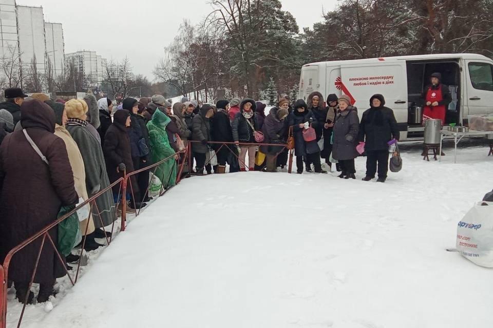 Menschenschlangen warten in Kyiv bei eisigen Temperaturen auf warmes Essen