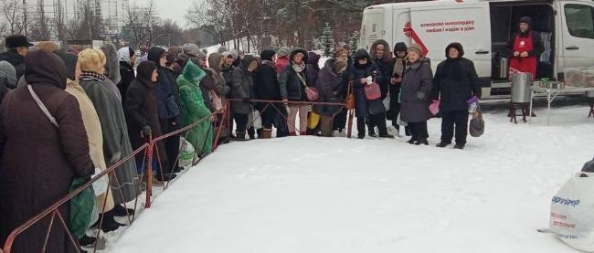 Schlangen vor der Essensausgabe in Kyiv (c) Caritas-Spes, Ukraine Schlangen vor der Essensausgabe in Kyiv