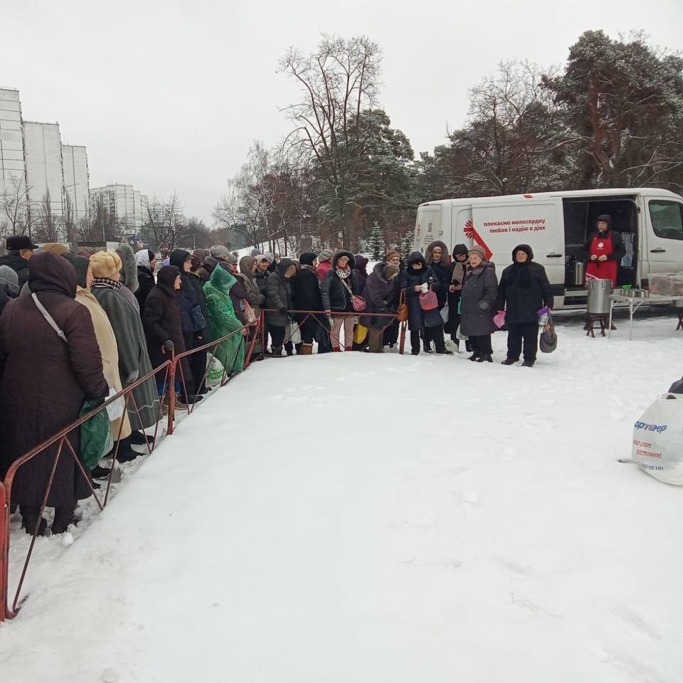 Menschenschlangen warten in Kyiv bei eisigen Temperaturen auf warmes Essen