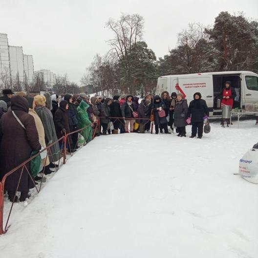 Menschenschlangen warten in Kyiv bei eisigen Temperaturen auf warmes Essen