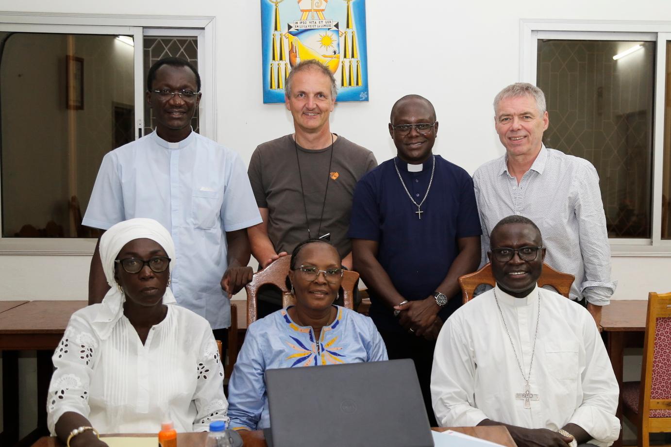 Albert Sené, Generalvikar Thiès, Josef Weber, Vorstandsmitglied Joseph-Stiftung, Theodore Seck, Finanzdirektor Thiès, Michael Kleiner, Weltkirchenreferent Erzbistum Bamberg; (untere Reihe von links): Marie-Pierre Ndaye, Juristin, Philomane Faye, Verwaltungsexpertin, und der Stiftungsratsvorsitzende Bischof André Guèye.