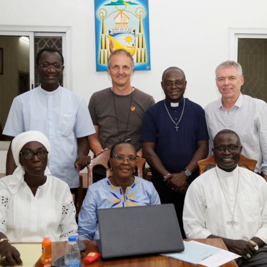 Albert Sené, Generalvikar Thiès, Josef Weber, Vorstandsmitglied Joseph-Stiftung, Theodore Seck, Finanzdirektor Thiès, Michael Kleiner, Weltkirchenreferent Erzbistum Bamberg; (untere Reihe von links): Marie-Pierre Ndaye, Juristin, Philomane Faye, Verwaltungsexpertin, und der Stiftungsratsvorsitzende Bischof André Guèye.